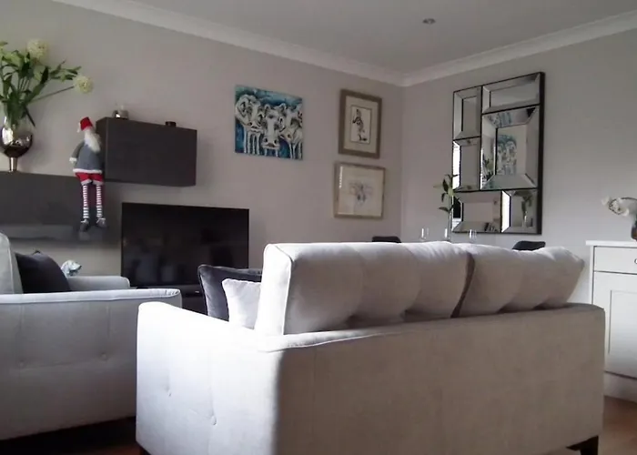 Modern 2 Bedroom Home Near The Rds Arena